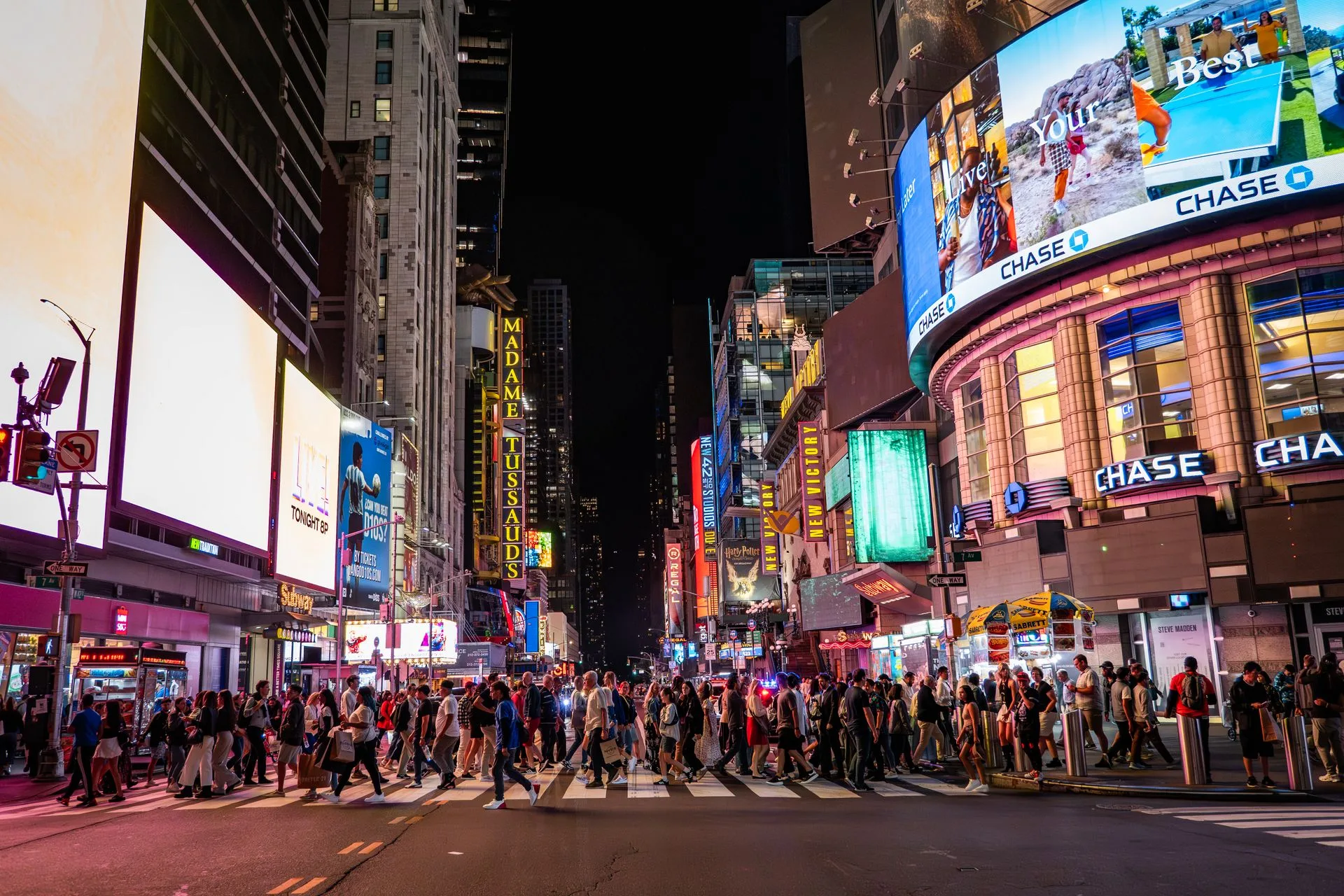 Times Square illuminé la nuit près de Madison Square Garden à New York