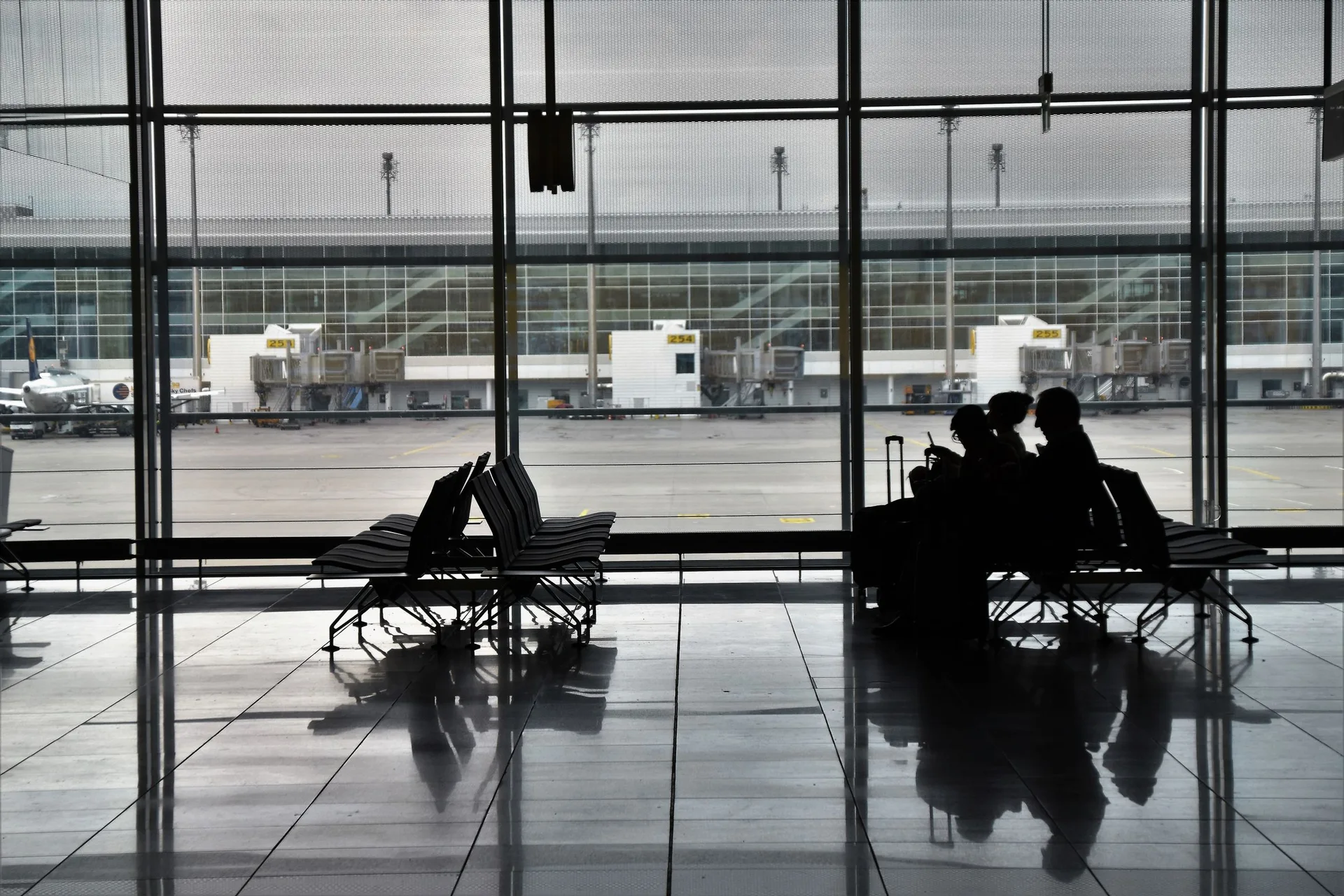 Passagers assis dans un terminal d'aéroport en attente de leur vol retardé