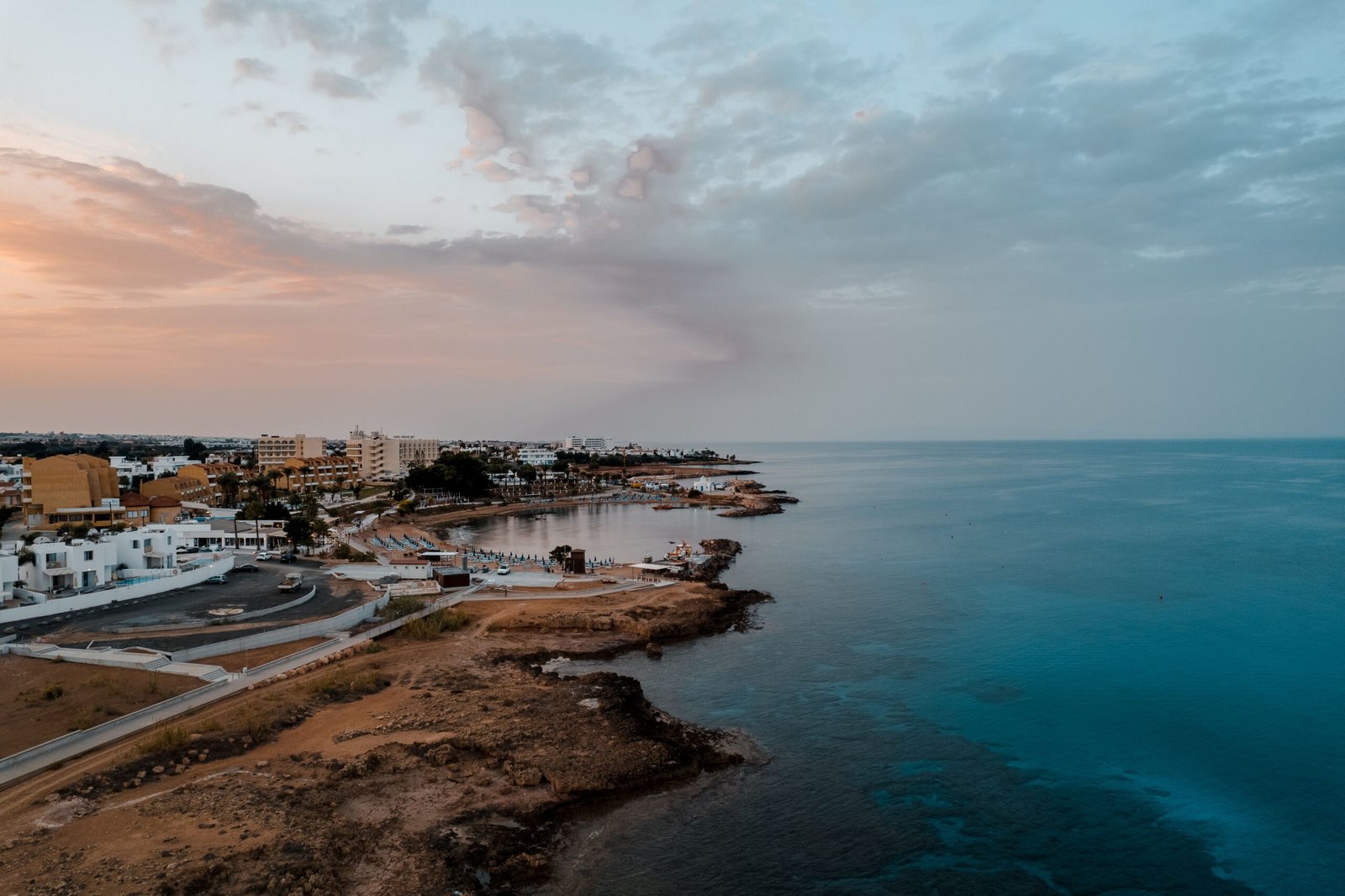 Littoral de Protaras à Chypre au coucher du soleil
