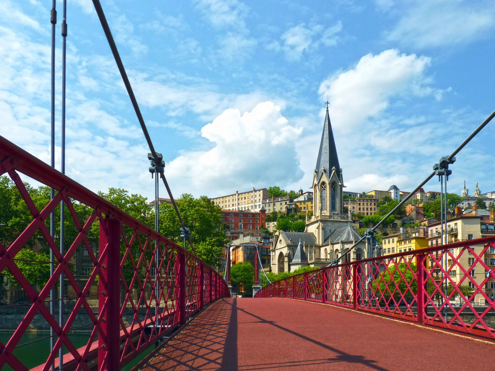 La passerelle Saint-Georges et le Vieux Lyon au bord de la Saône