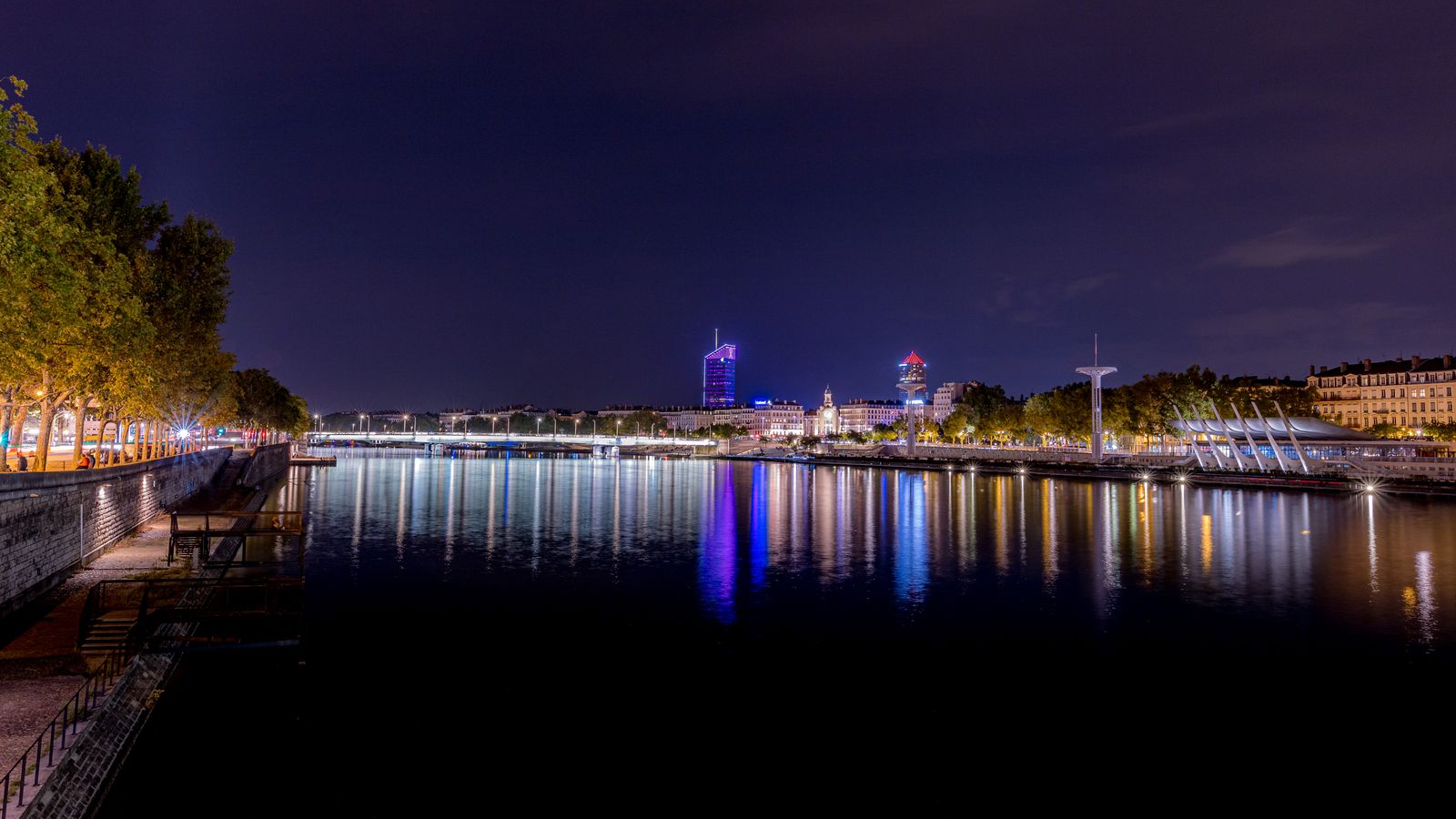 Lyon la nuit, reflets sur le Rhône