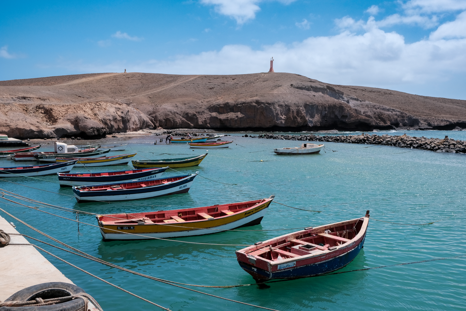 Bateaux de pêche colorés à Pedra de Lume, Sal, Cap-Vert