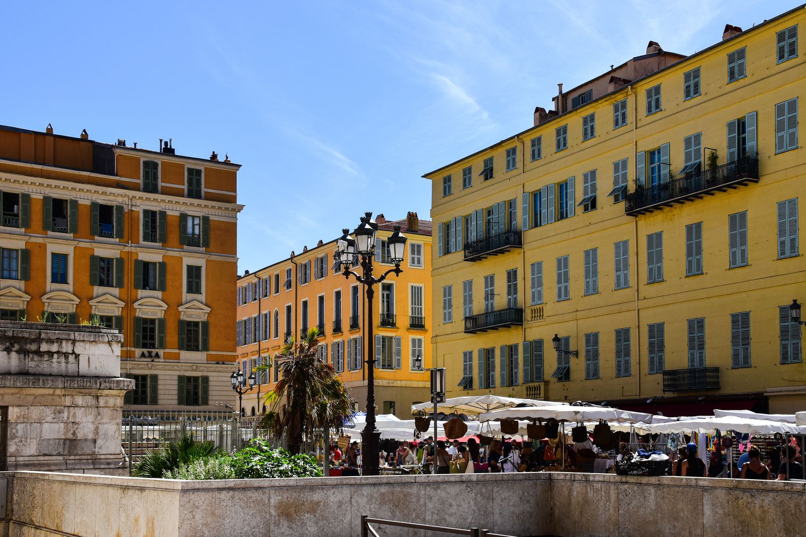 Les façades colorées près du Cours Saleya à Nice