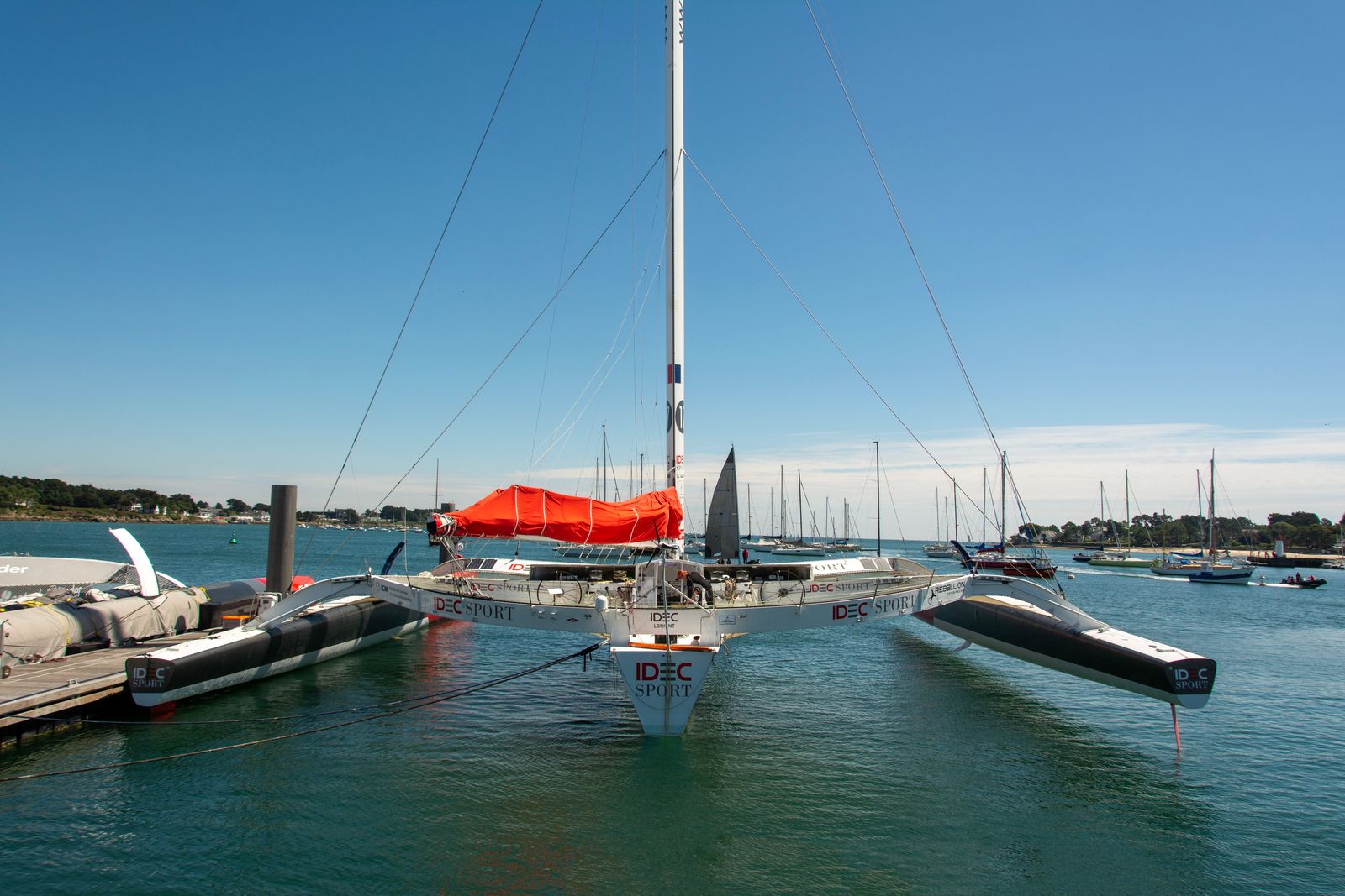 Trimaran de course multicoque au large