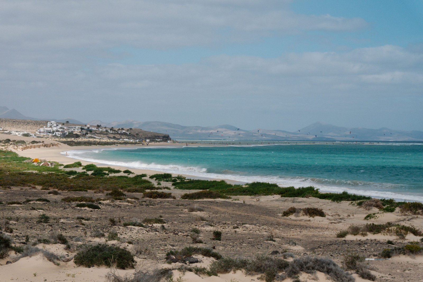 Plage de sable et océan turquoise à Fuerteventura