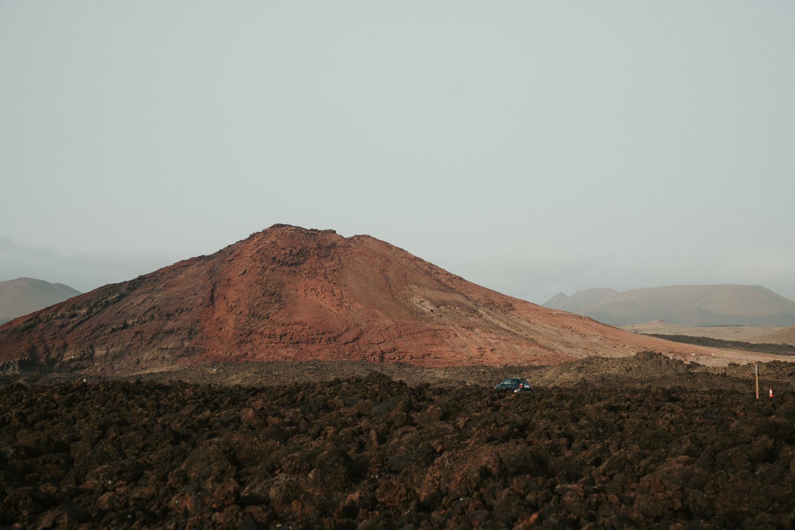 Paysage volcanique de Lanzarote avec une montagne rouge