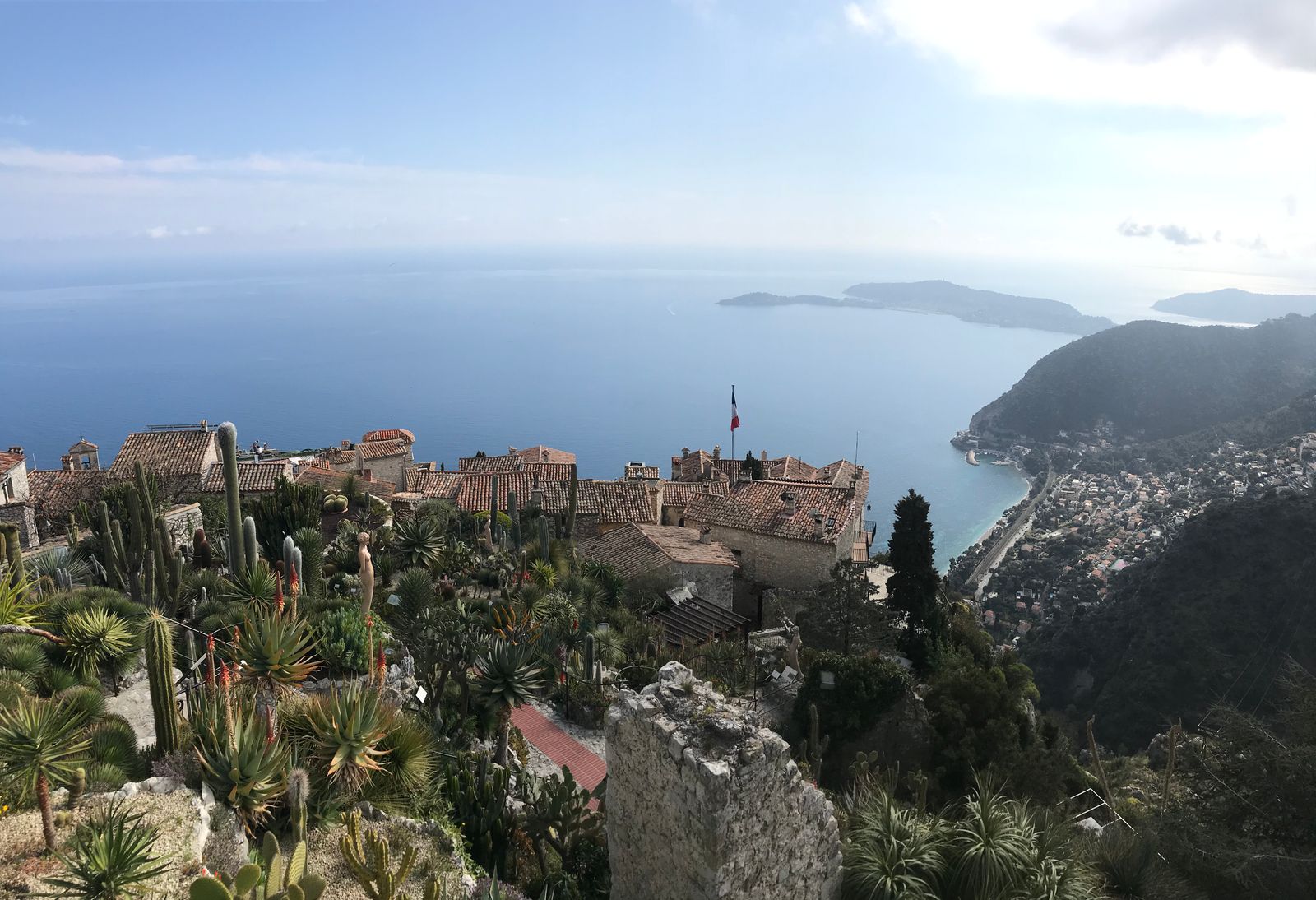Le village d'Èze au-dessus de la mer
