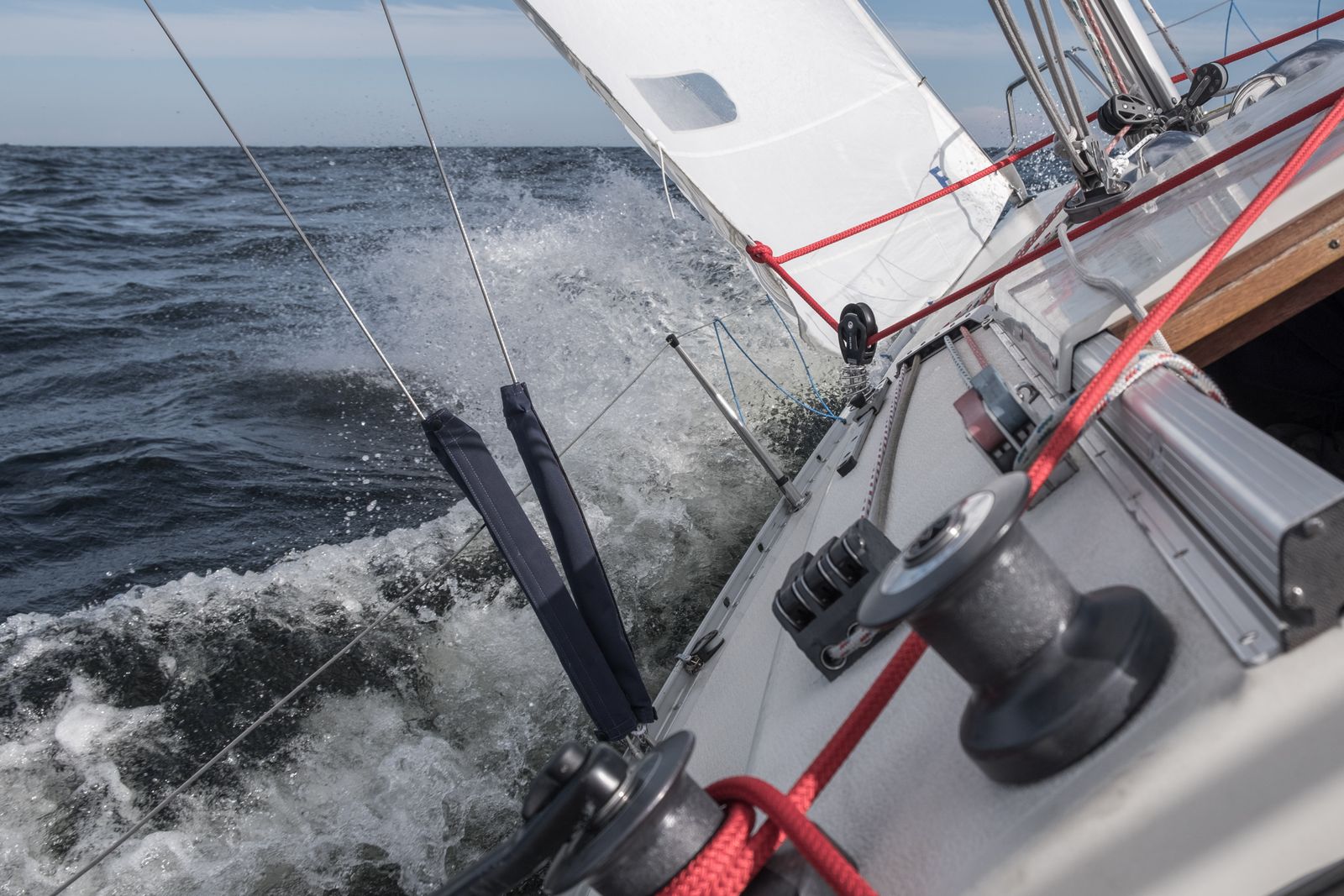 Voilier de course sur l’océan Atlantique