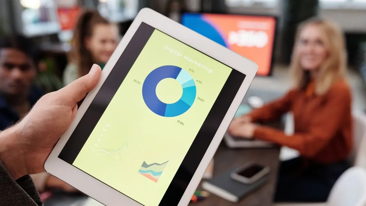 Équipe marketing analysant les performances d'une campagne publicitaire en ligne