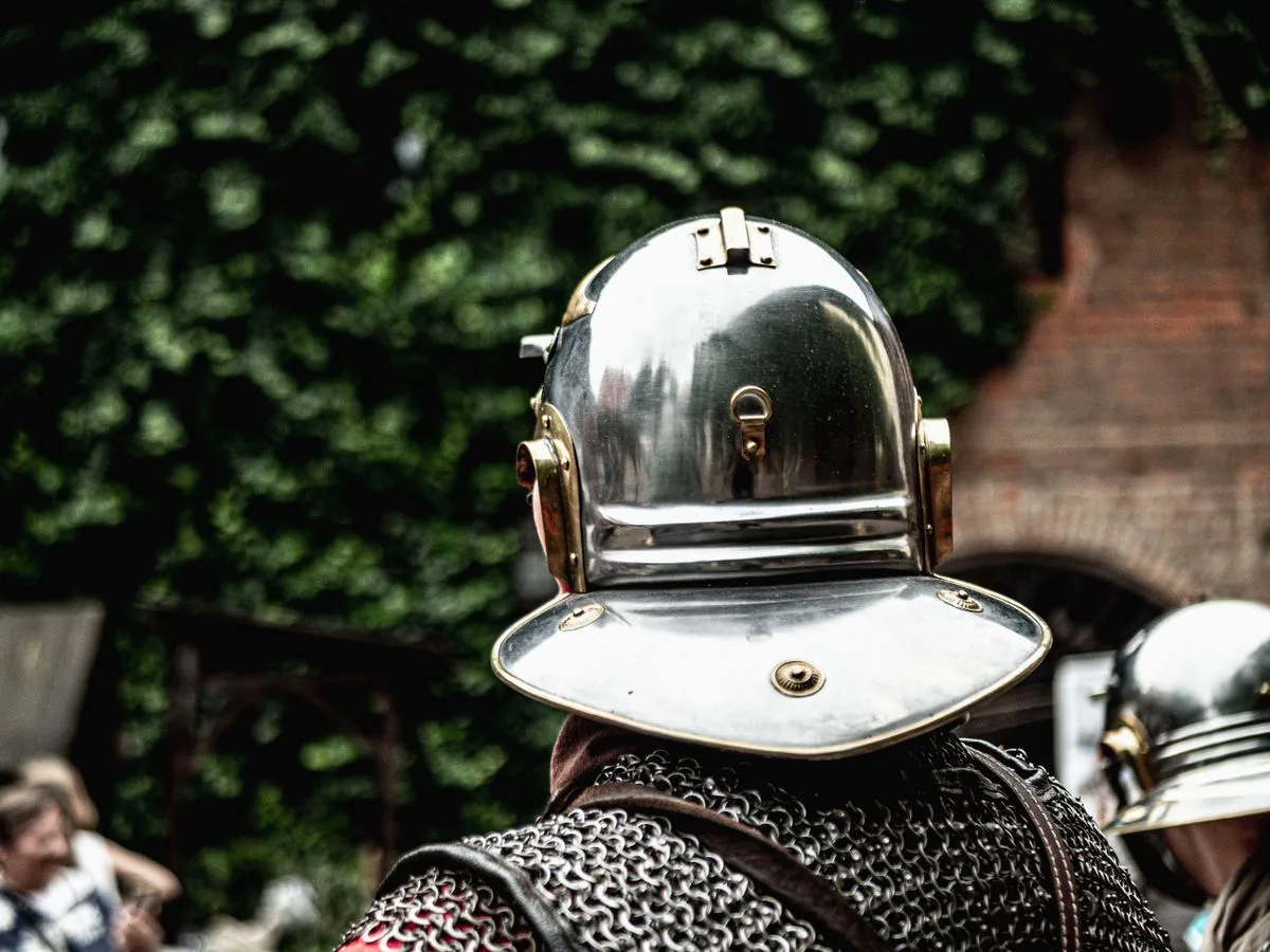 Comédien en armure et cotte de mailles lors d'une reconstitution historique médiévale
