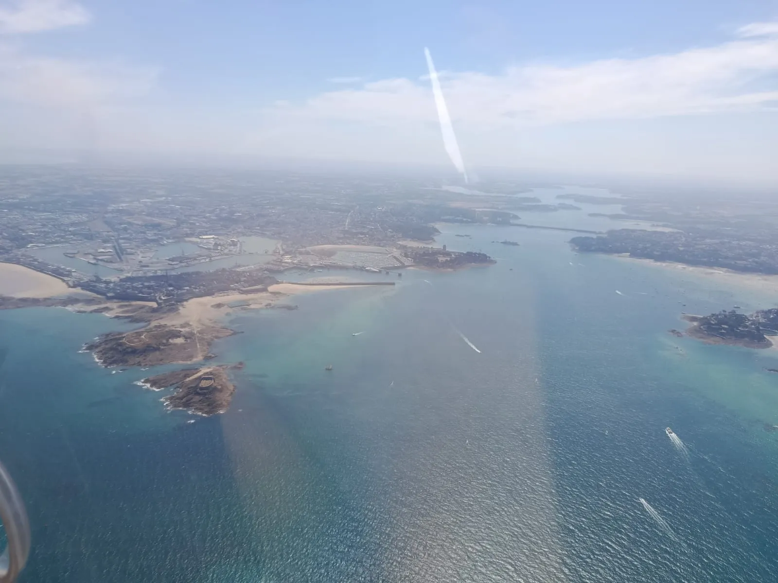 Saint-Malo et l'embouchure de la Rance vus du ciel lors d'un vol en ULM