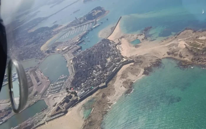 Saint-Malo et la Côte d&rsquo;Émeraude vus du ciel : notre vol en ULM au-dessus des remparts