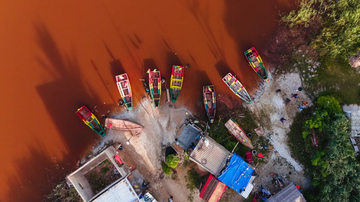 Pirogues colorées au bord du lac Rose, au Sénégal