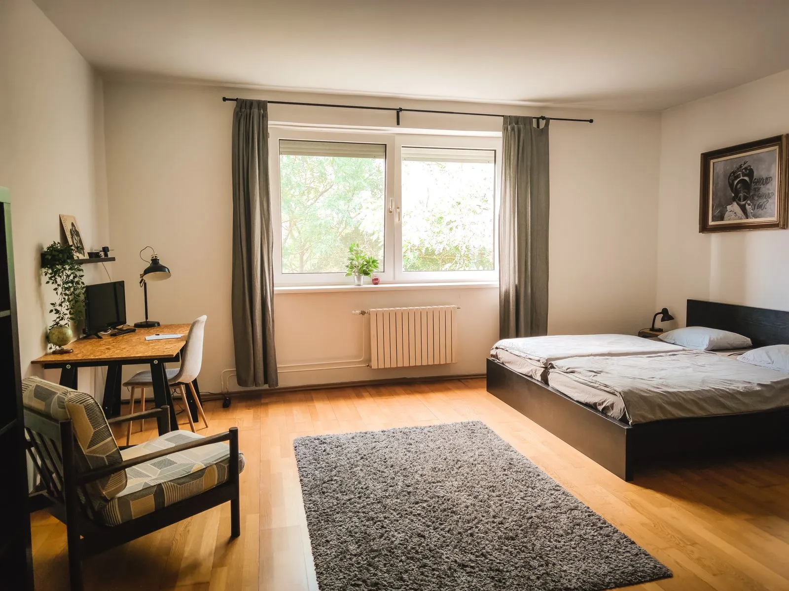 Studio etudiant meuble avec lit, bureau et coin salon