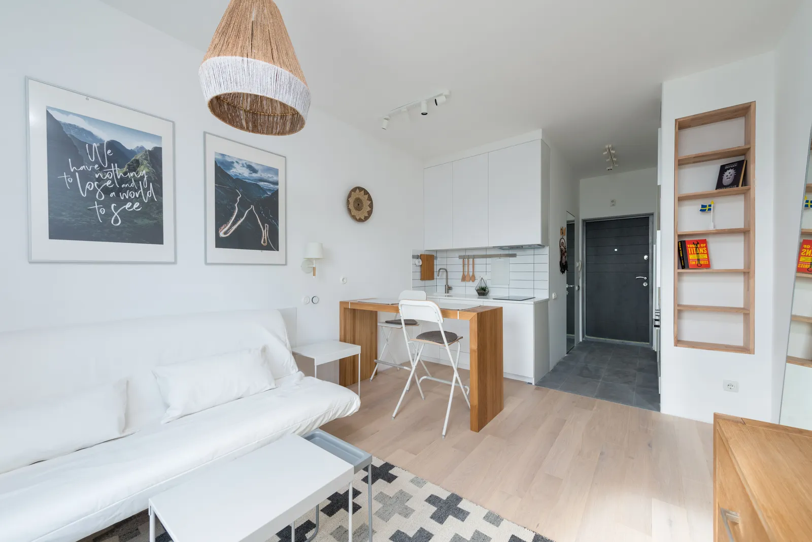 Intérieur d'un studio étudiant meublé avec kitchenette