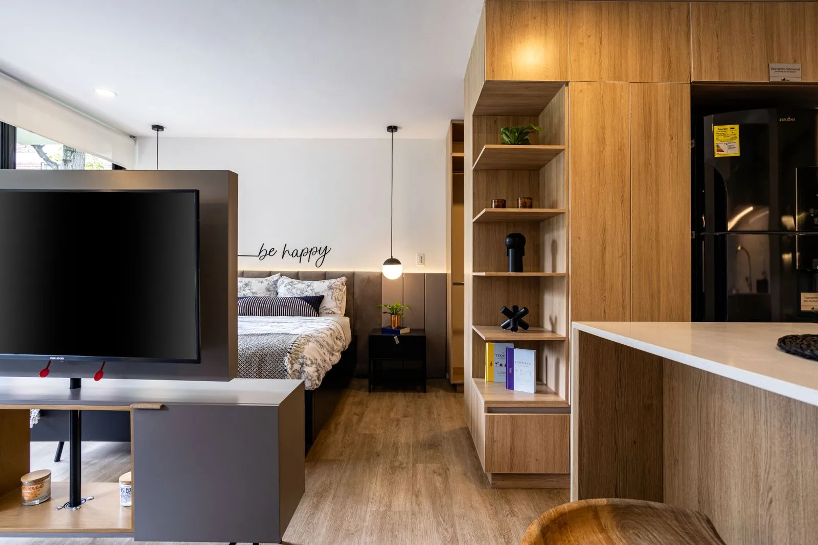 Studio etudiant meuble avec kitchenette, coin bureau et rangements