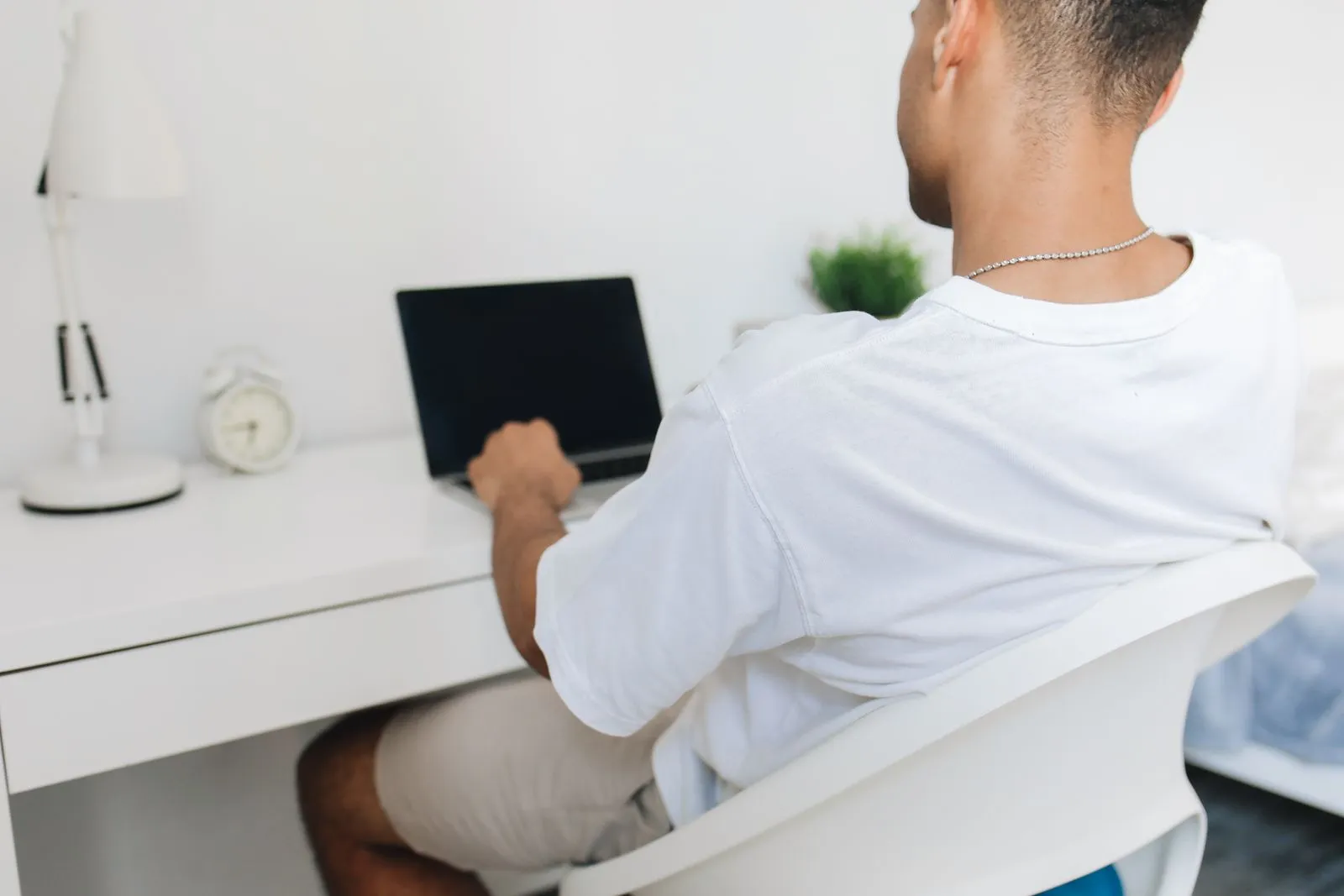 Etudiant travaillant a son bureau dans un studio meuble