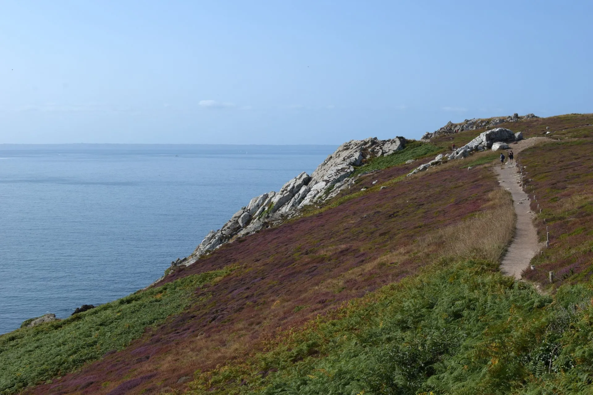 Sentier côtier surplombant la mer à Camaret-sur-Mer, en Bretagne