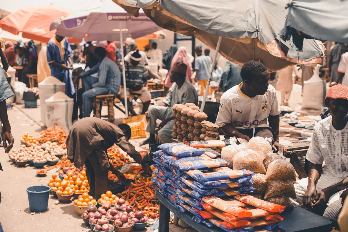 Marché local animé en Afrique de l'Ouest