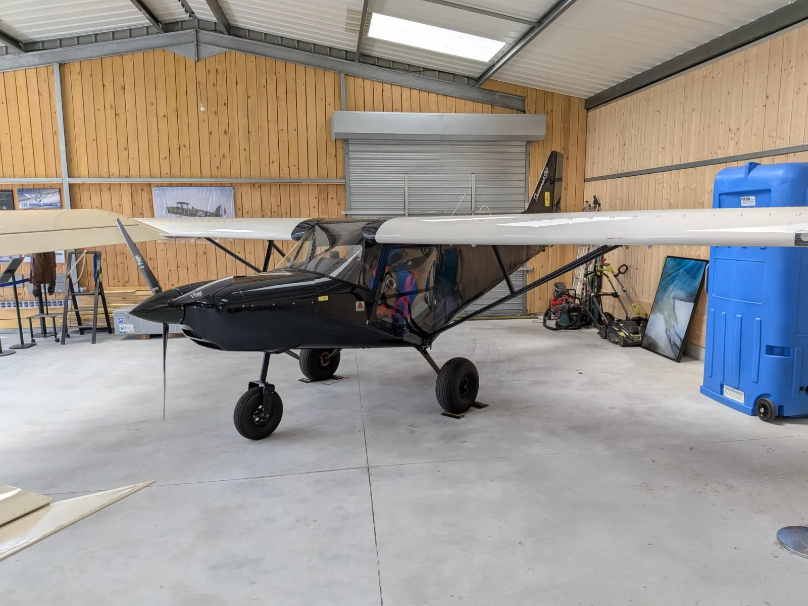 ULM dans le hangar du club Les Dogues Volants