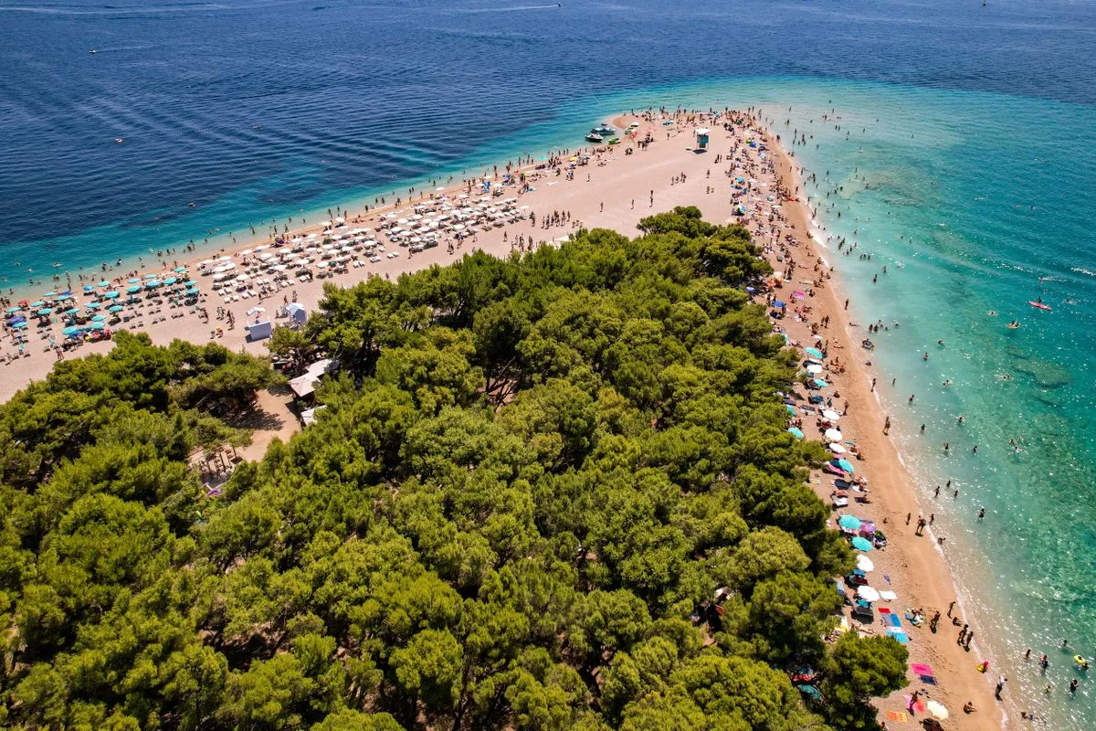 Plage de Zlatni Rat sur l'île de Brač, excursion en bateau depuis Split