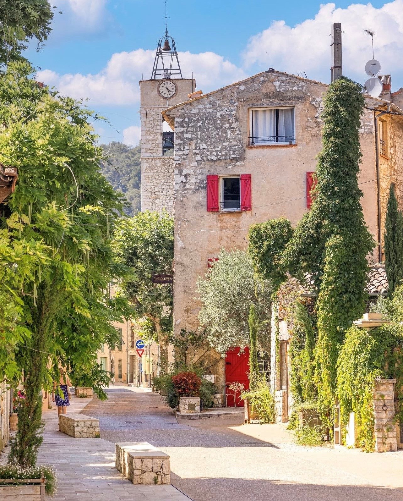 Rue ombragée montant vers la tour de l'horloge de La Colle-sur-Loup