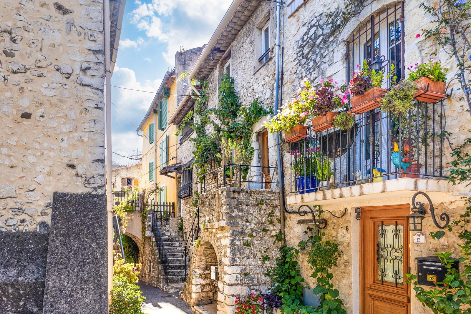 Ruelle en pierre et façades fleuries du vieux village de La Colle-sur-Loup