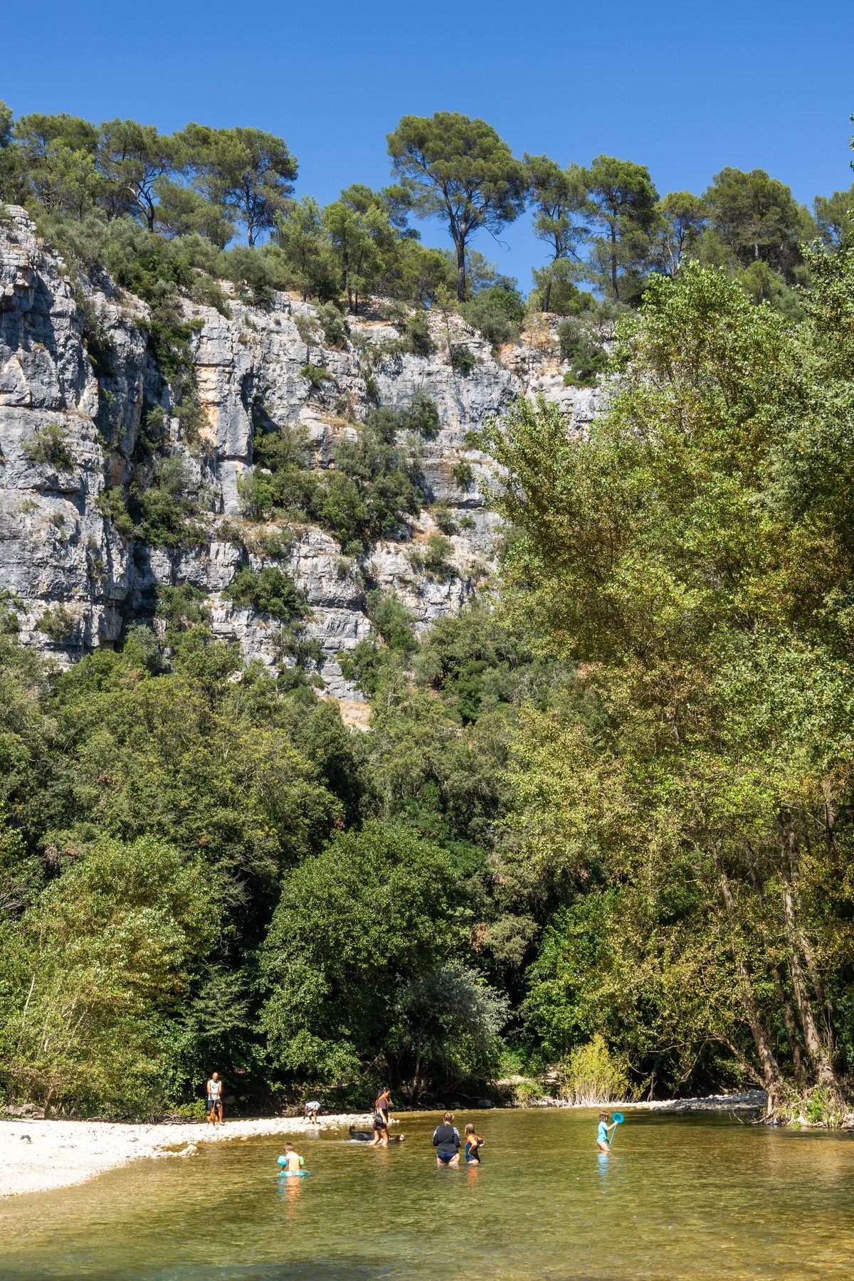 Baigneurs dans le Loup au pied des parois calcaires