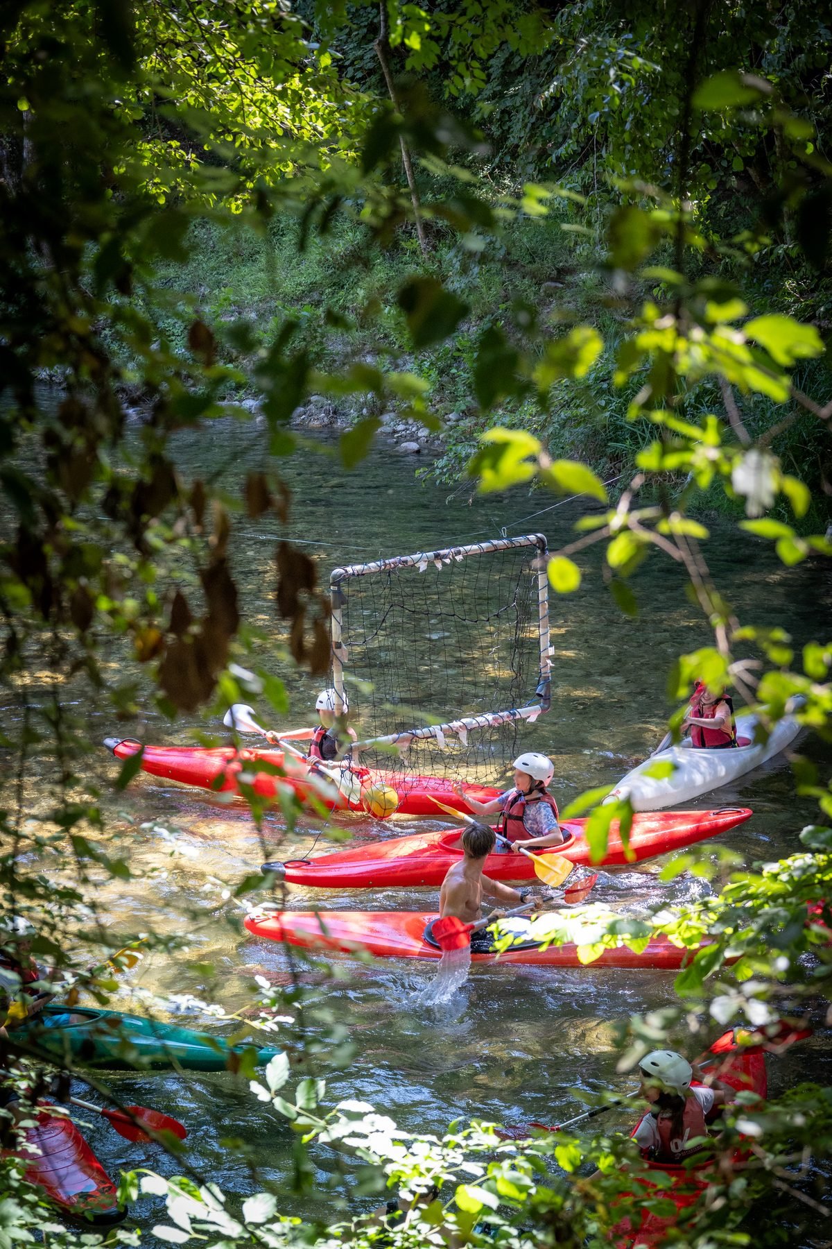 Groupe de kayaks descendant le Loup à La Colle-sur-Loup
