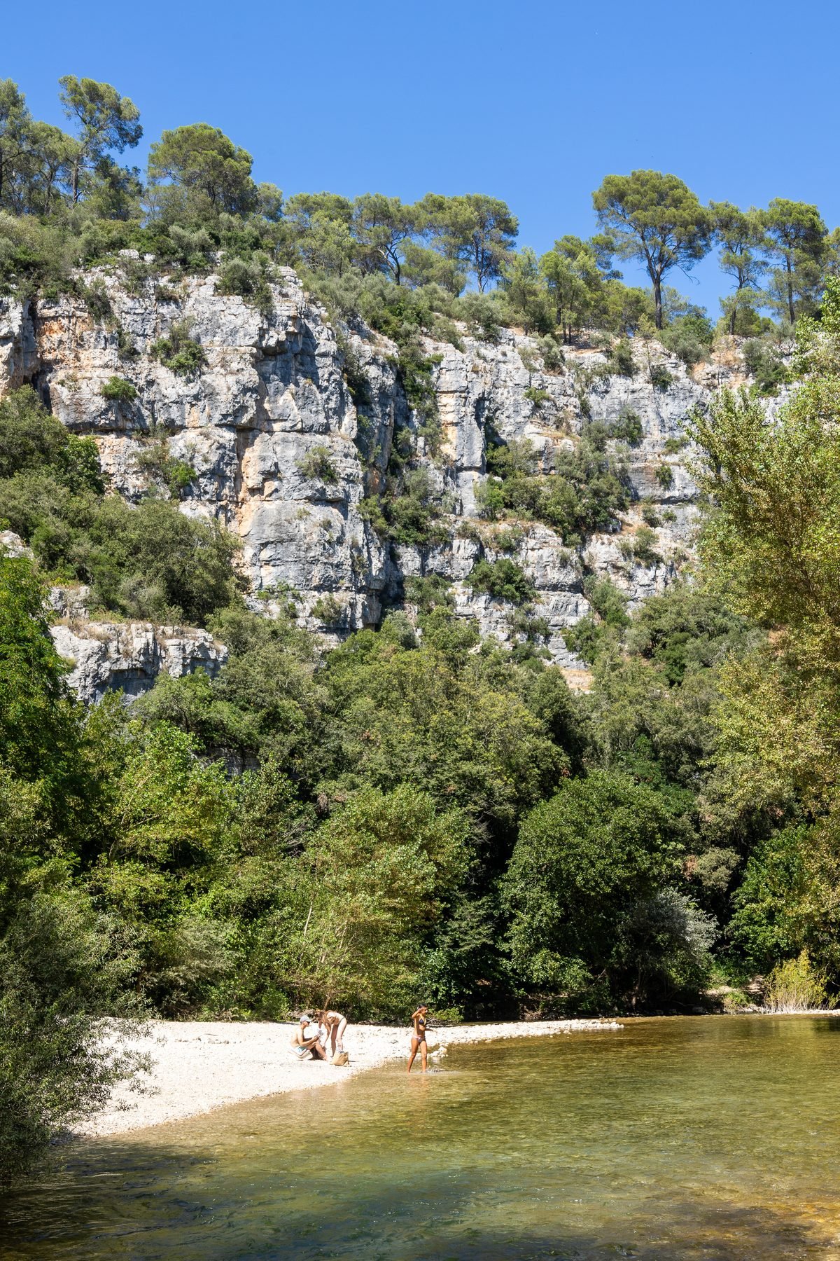 Plage de galets au pied des falaises calcaires, sur le Loup à La Colle-sur-Loup