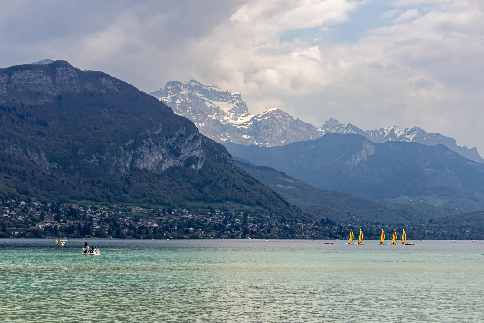 Doussard, le bout du lac d&rsquo;Annecy comme on l&rsquo;aime : plage de sable, eau turquoise et ciel plein de voiles
