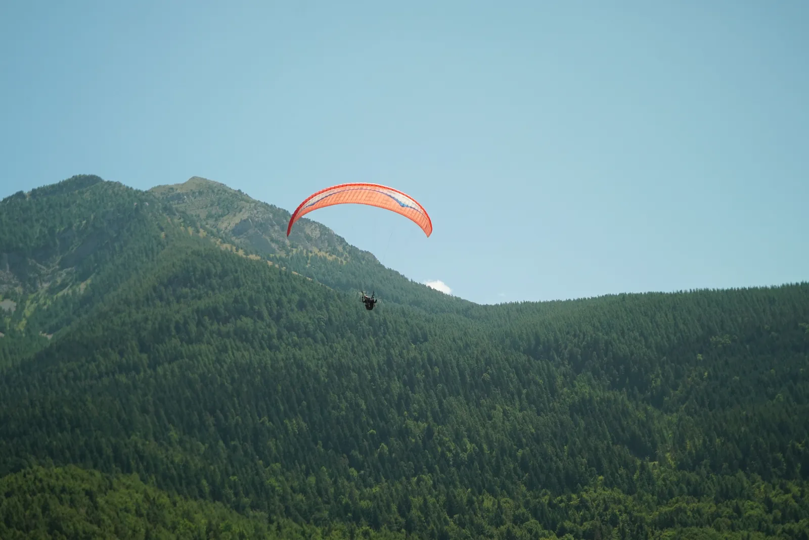 Parapente au-dessus des reliefs