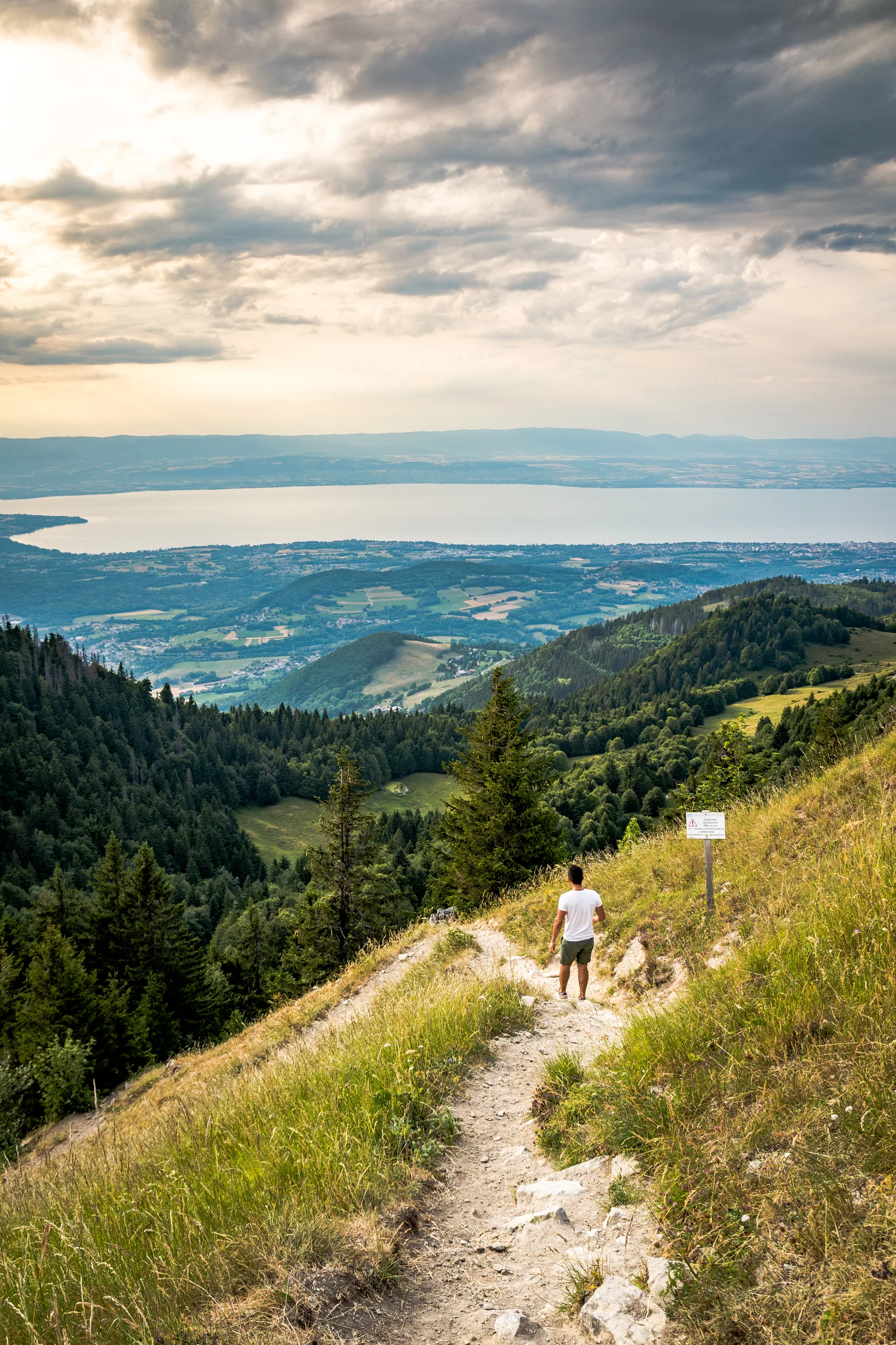 Randonneuse au Mont Forchat face au lac Léman