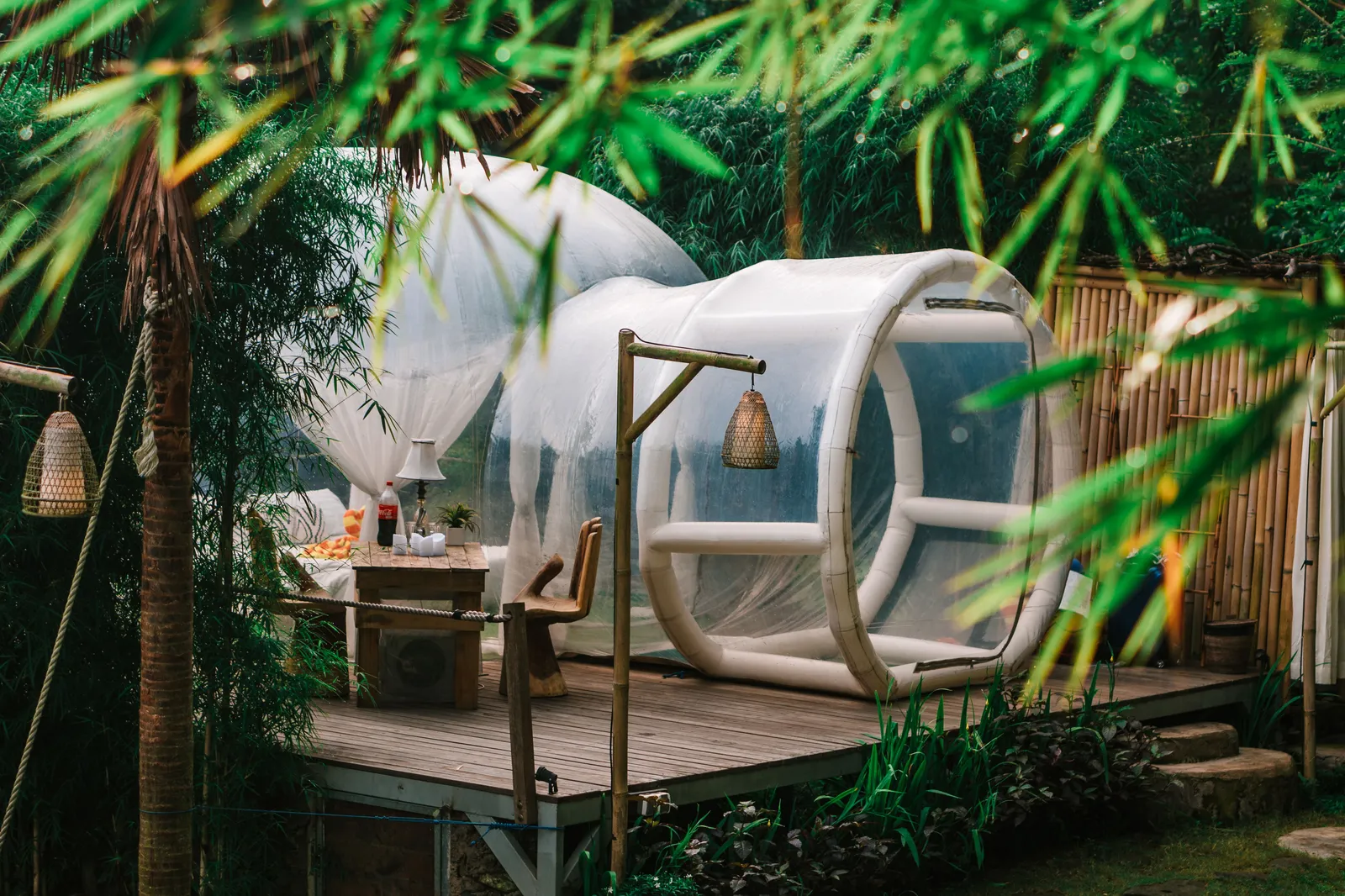 Hébergement insolite installé en pleine nature, du type de ceux équipés d'un bain privatif