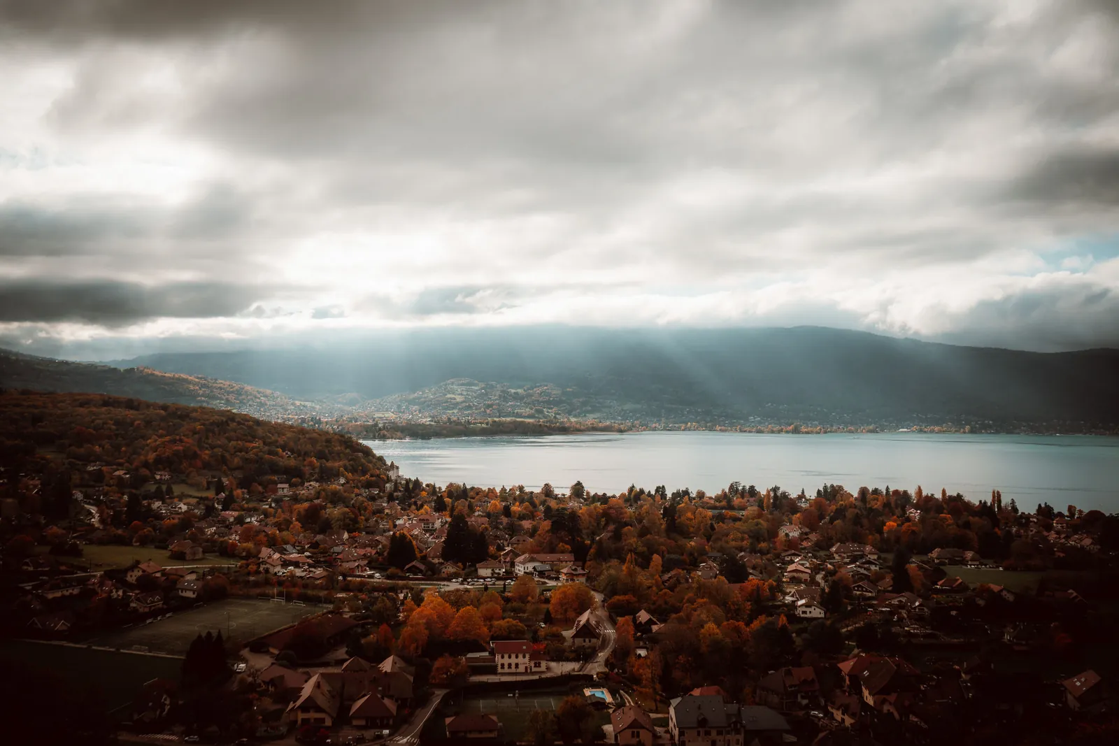 Le lac d'Annecy vu du ciel en automne