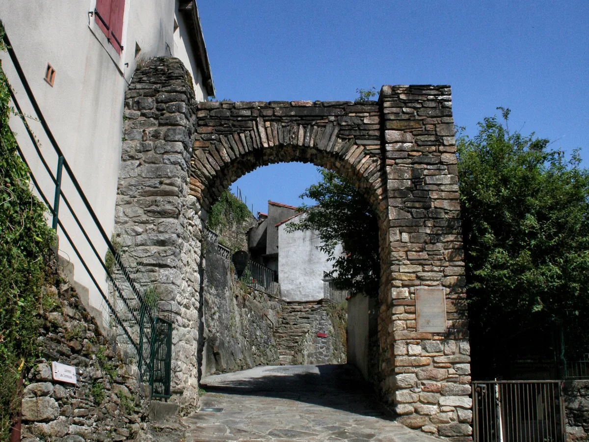 La porte sud fortifiée du village médiéval d'Hautpoul, au-dessus de Mazamet
