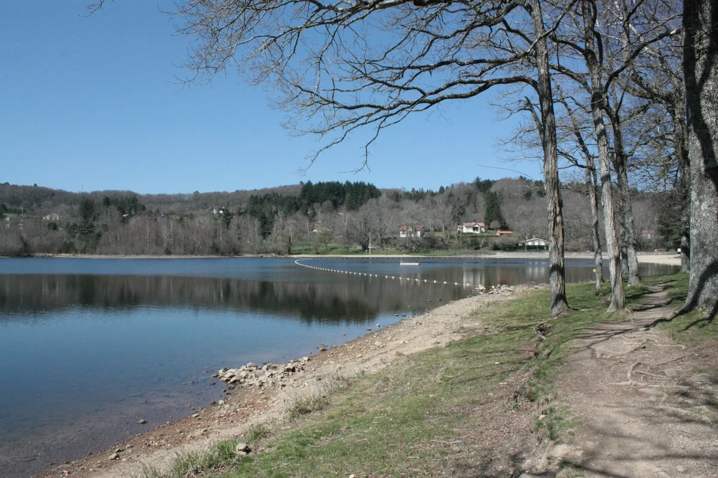 Le lac des Montagnès à Mazamet, ses berges boisées et sa plage