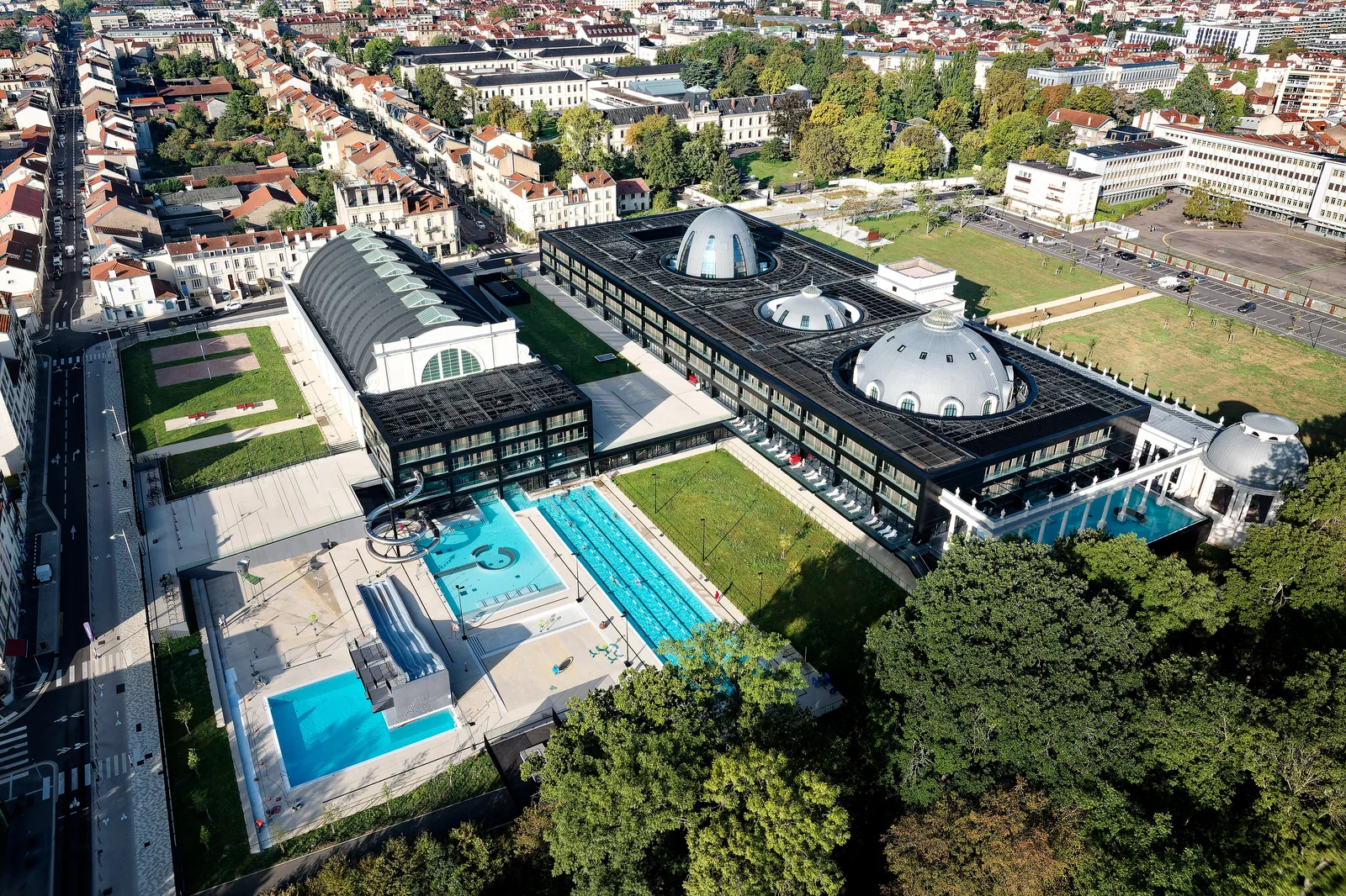 Vue aérienne du complexe Nancy Thermal et de ses bassins extérieurs