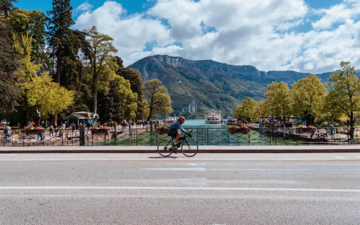 Le tour du lac d&rsquo;Annecy à vélo : itinéraire, distance et les conseils que personne ne donne