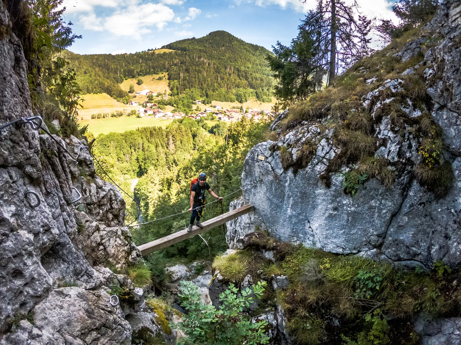 Via ferrata au-dessus d'une cascade dans la Vallée du Brevon