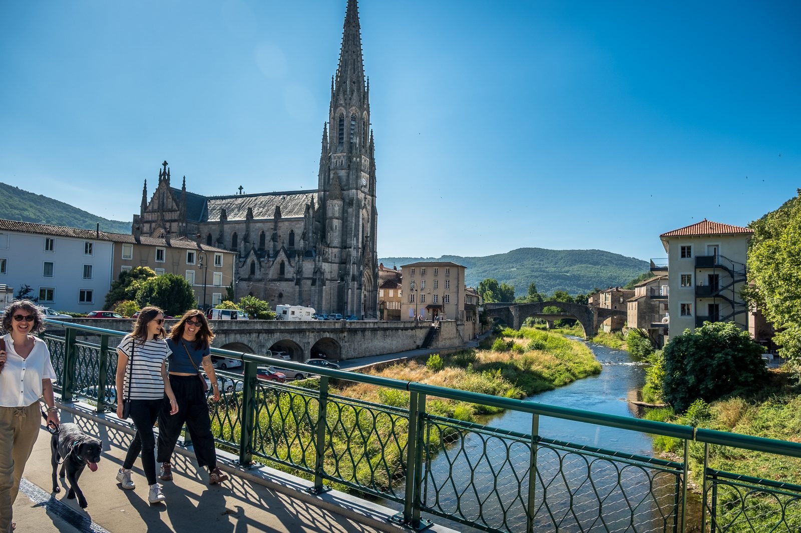 La flèche de Notre-Dame depuis les quais de la Sorgues