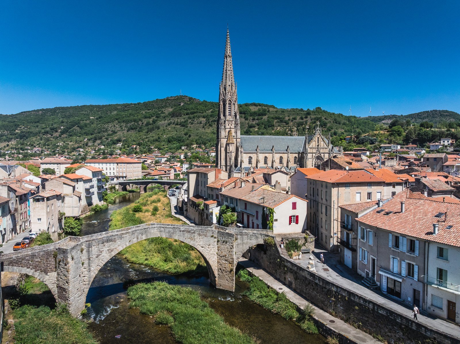 Le Pont Vieux de Saint-Affrique sur la Sorgues, vu du ciel