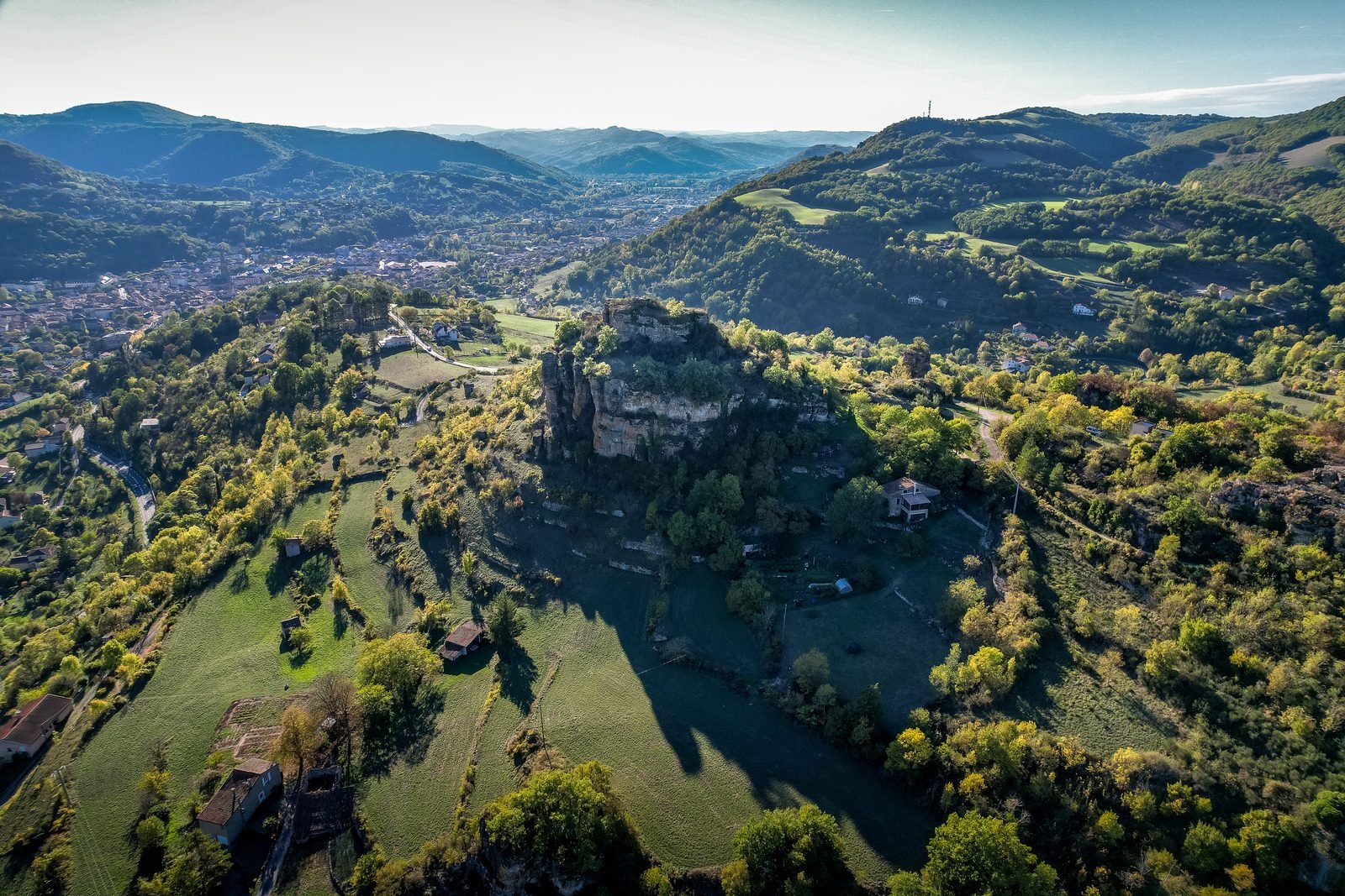 Le rocher de Caylus en automne, vu du ciel