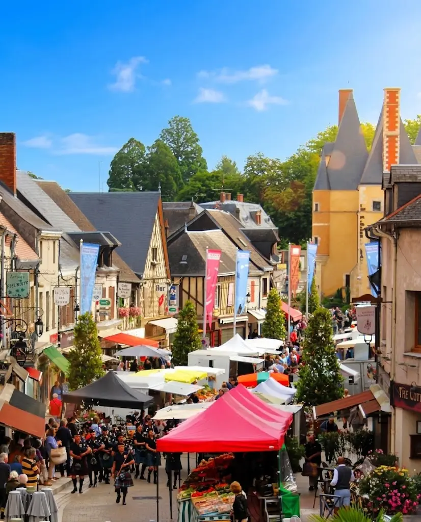 Jour de marché à Aubigny-sur-Nère, en musique avec des sonneurs de cornemuse