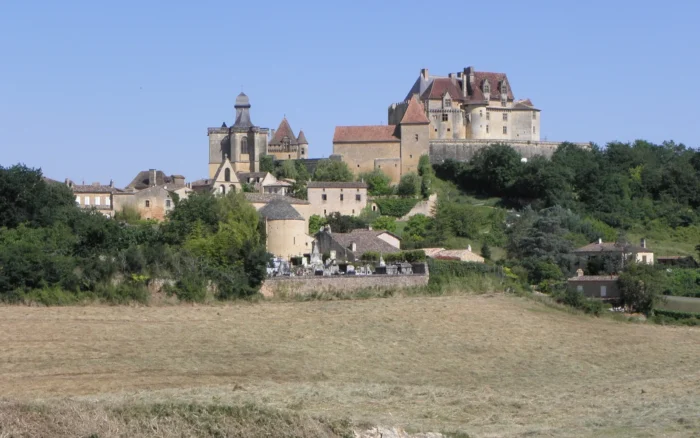 Biron, Dordogne : le village sous le château, la boucle de Biron et le GR 36
