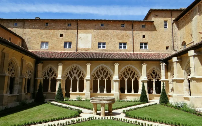 Cadouin : l&rsquo;abbaye, le cloître flamboyant et le suaire qui n&rsquo;en était pas un