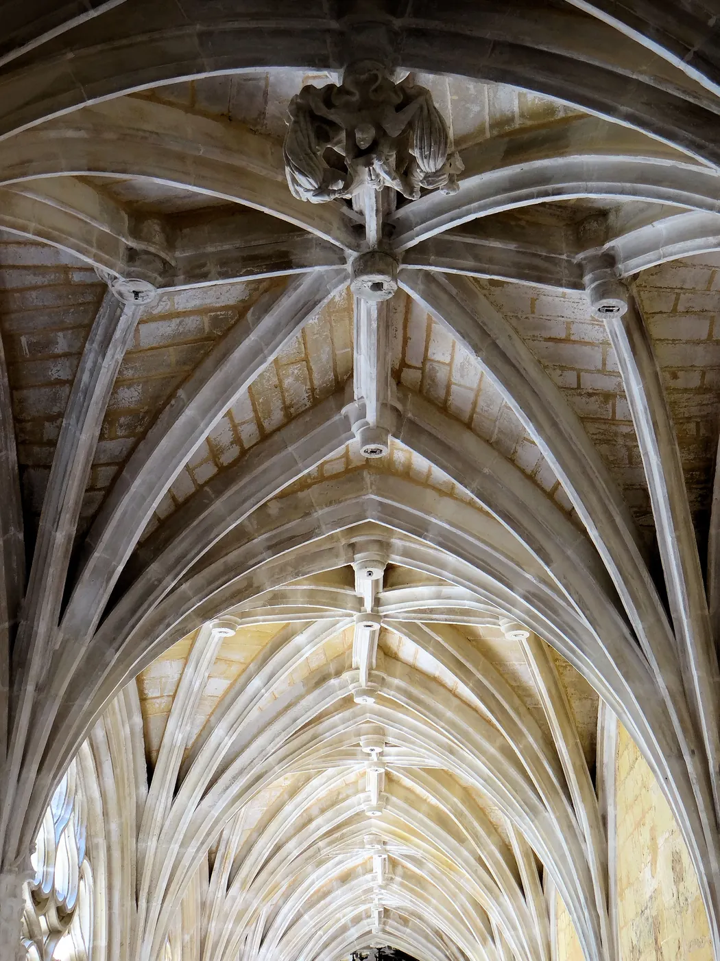 Voûte gothique flamboyante à nervures croisées d'une galerie du cloître de Cadouin