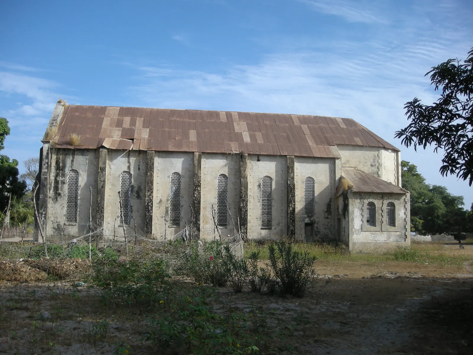 L'église de style breton de l'île de Carabane, construite en 1885, au milieu de la végétation