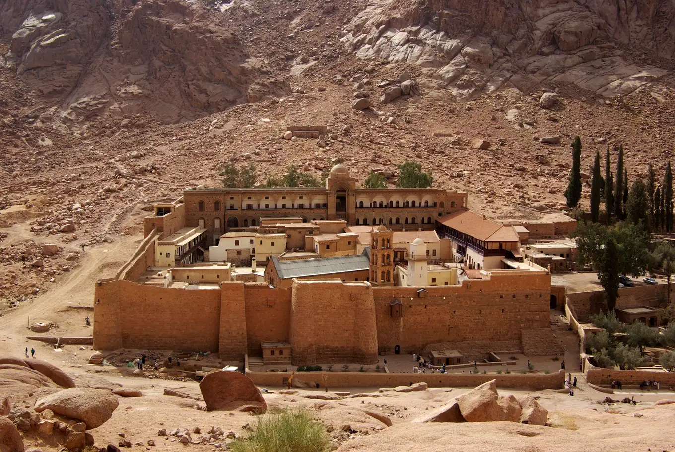 Le monastère Sainte-Catherine et ses murailles de pierre au fond d'une vallée du massif du Sinaï