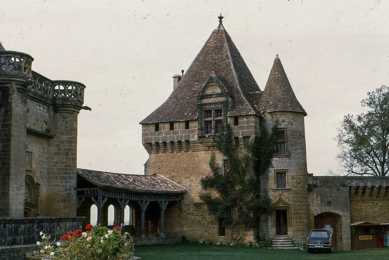 Cour d'honneur du château de Biron avec le logis à toit pointu et la loggia Renaissance